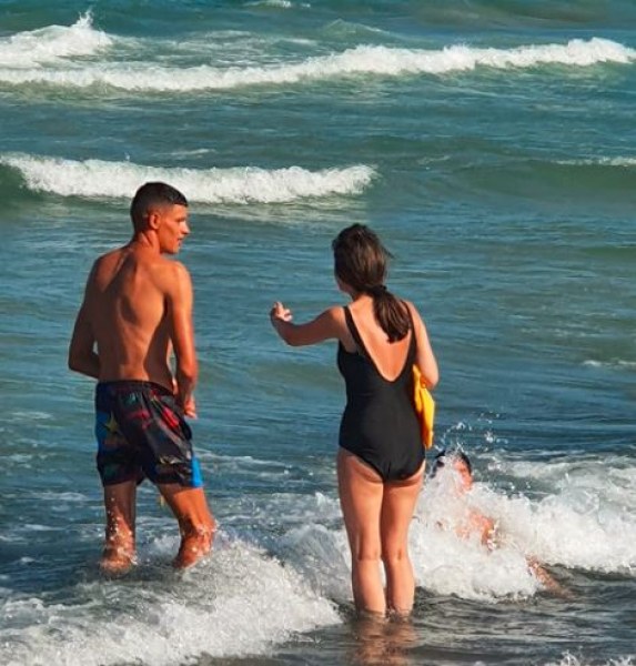 Нищо не е загубено! Две деца оцеляха на плажа - спасиха ги младежи