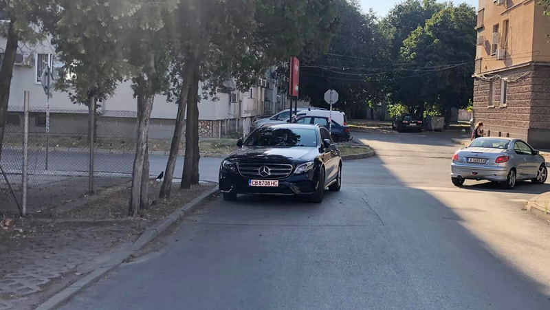 Шофьор паркира лъскавото си возилона ъгъла на кръстовище в Димитровград.Абсурдно