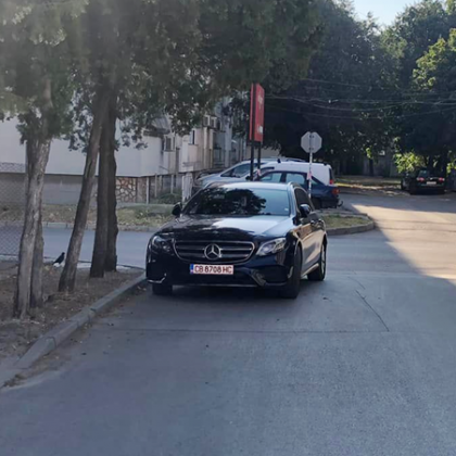 Шофьор паркира лъскавото си возило на ъгъла на кръстовище в Димитровград Абсурдно