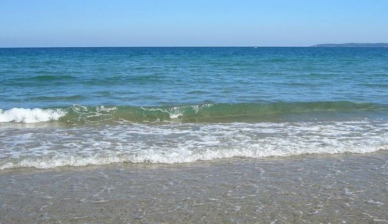 Непознати спасиха с въже жена от удавяне на неохраняемия плаж
