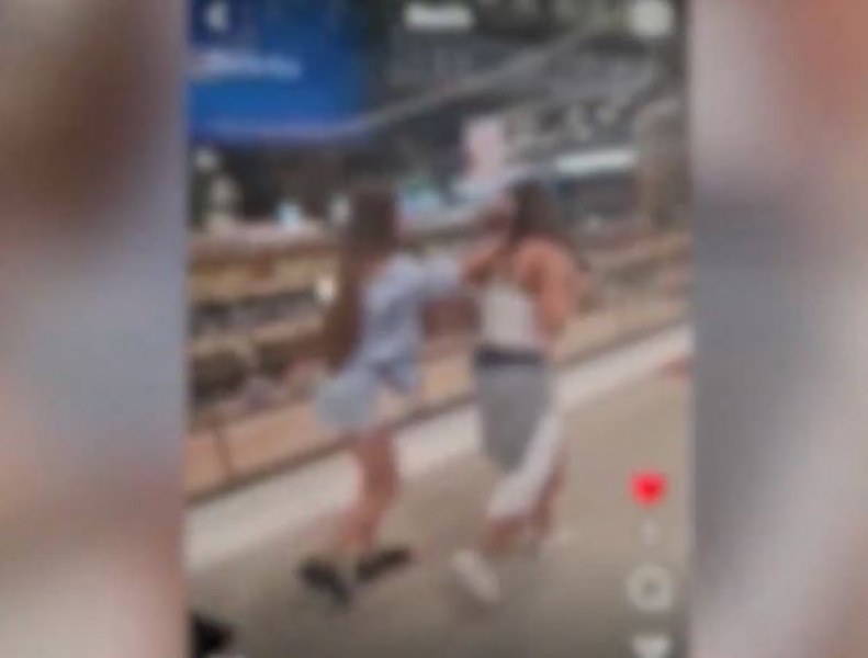 Агресия сред деца! Ученичка скубе и блъска своя връстничка в мол