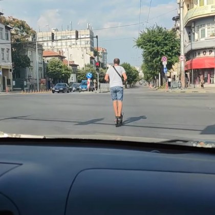 Мъж с тротинетка подразни шофьор във Варна Водачът на електрическото