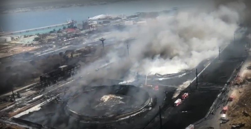 Опасният и тежък пожар в петролното хранилище е овладян ВИДЕО