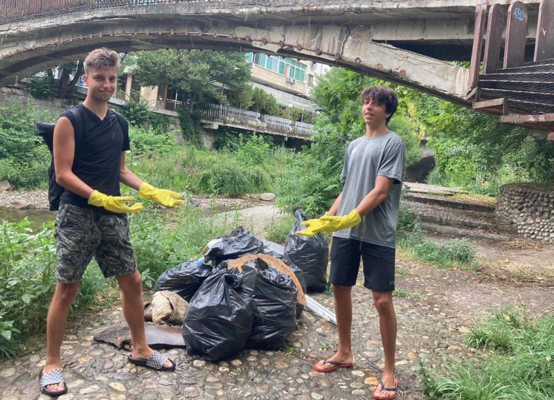 Семейство почисти коритото на река СНИМКИ