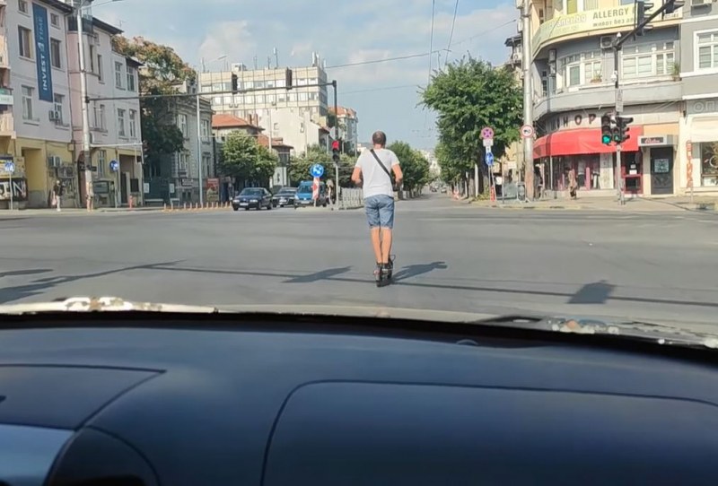 Мъж с тротинетка подразни шофьор във Варна. Водачът на електрическото