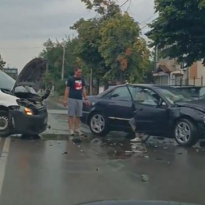 Автомобил блъсна друг, докато излиза от метанстанция ВИДЕО