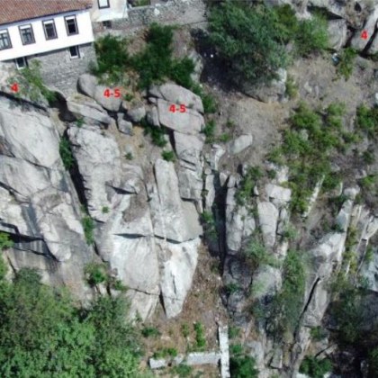 Огромни скали може да се срутят край Античния театър в Пловдив СНИМКИ