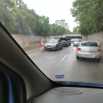 Три автомобила се блъснаха на стеснен път в София СНИМКА