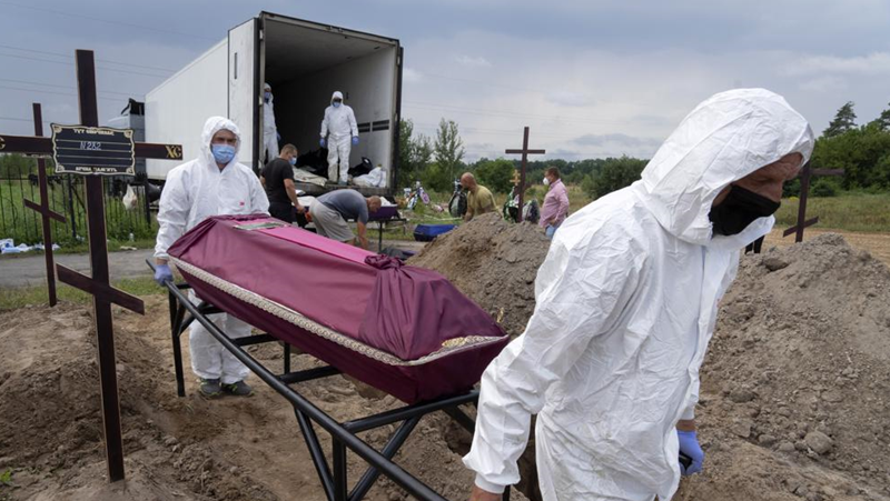 Още от жертвите от Буча бяха погребани в гробове, означени не с имена, а само с номера