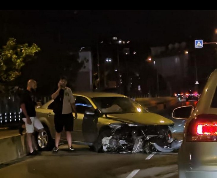 Поредна катастрофа в София - кола се блъсна в мантинела СНИМКИ