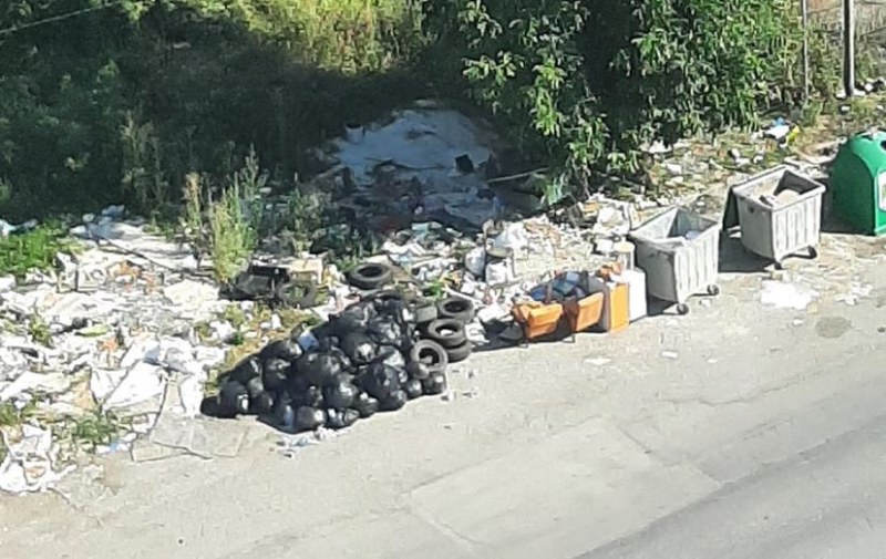 Софийска спирка се превърна в сметище, пълно с мистериозни чували СНИМКИ