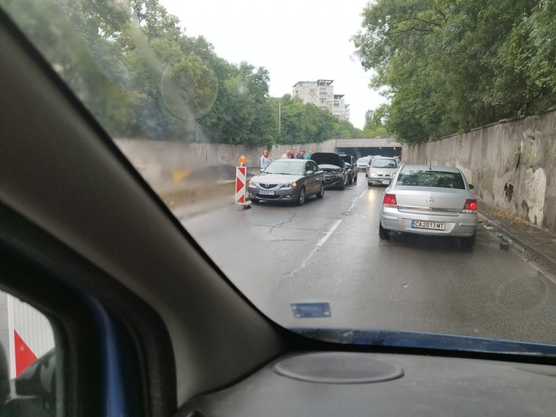 Три автомобила се блъснаха на стеснен път в София СНИМКА