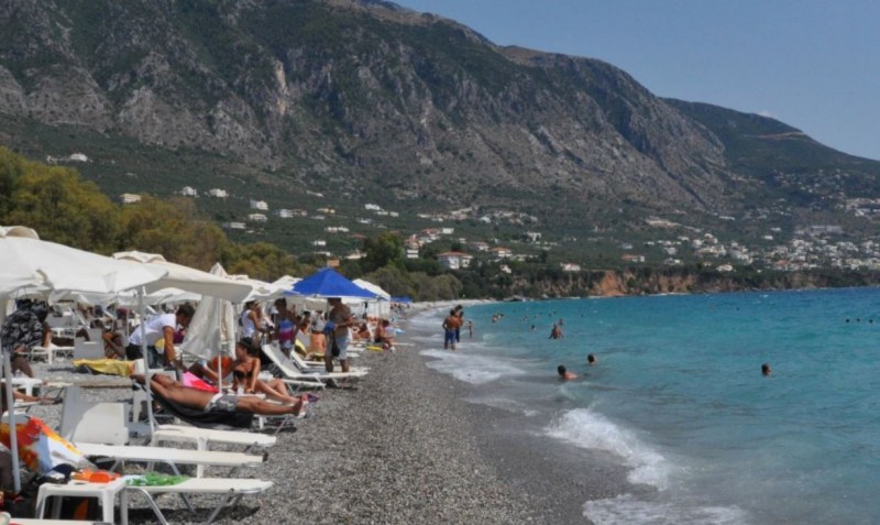 В гръцкия град Каламата раздават на пушачите на плажа пепелници