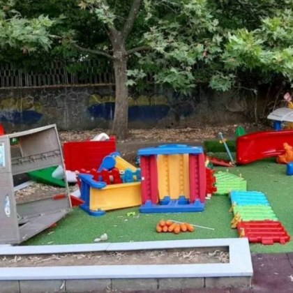 Деца са нанесли сериозни щети на площадката на една от