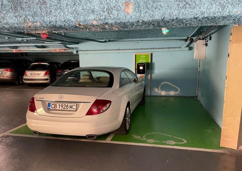 Българин смая с паркиране във Франция СНИМКИ