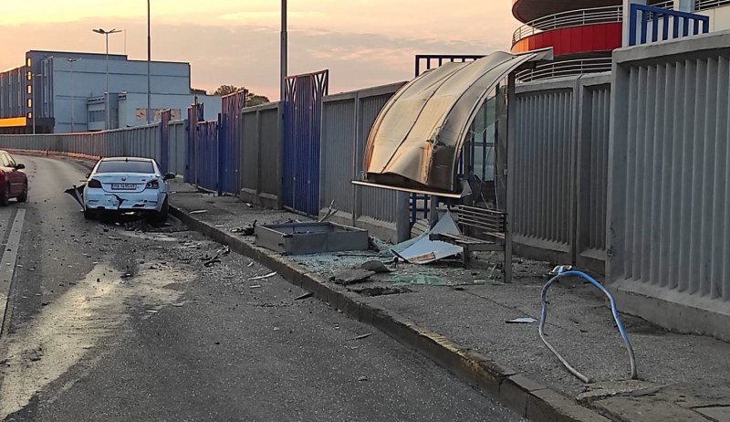 Спирка на градския транспорт е съборена след снощната катастрофа в Пловдив