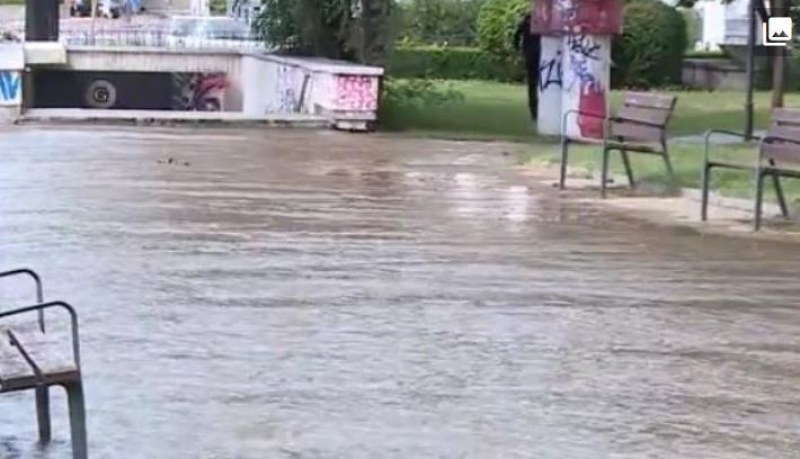 Авария остави част от София без вода, наводнени са улици