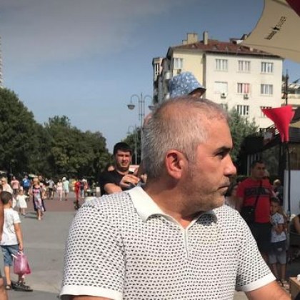 Мъж нападна с ритници майка във Варна, тя го издирва СНИМКА