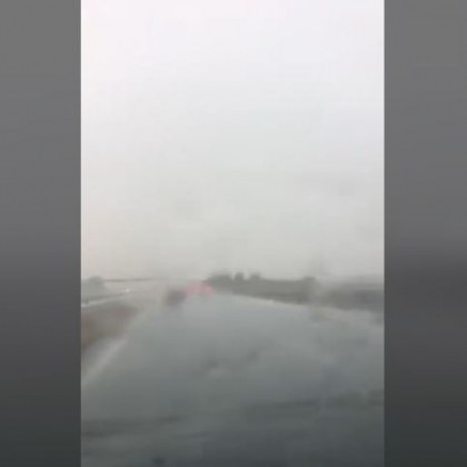 Силна буря затрудни шофьорите по АМ