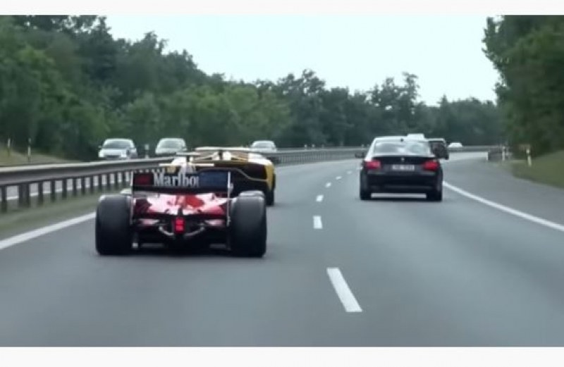 Болид, реплика на Ferrari на Шумахер, шокира на магистрала ВИДЕО