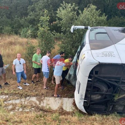Първата линейка пристига при катастрофиралия автобус на Тракия за 15