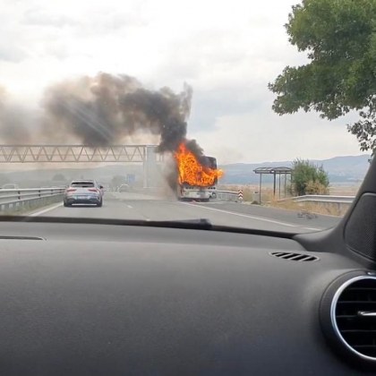 Запалилият се автобус който затвори АМ Тракия в понеделник следобед