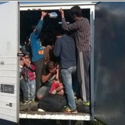 40 нелегални мигранти откри в товарен автомобил управляван от български