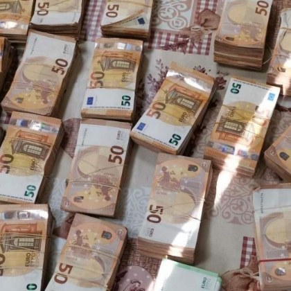 Шофьор на камион опита да прекара над €200 хил. в арматурното табло