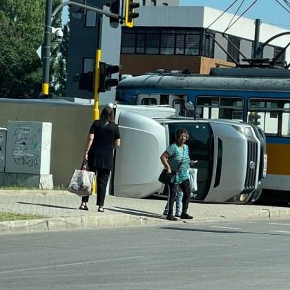 Пътен инцидент стана преди минути в София Миниван и трамвай
