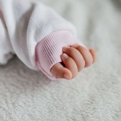Велосипедист помете майка с количка и избяга, пеленачето е пострадало