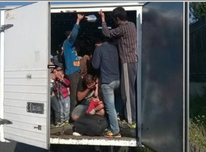 40 нелегални мигранти откри в товарен автомобил, управляван от български