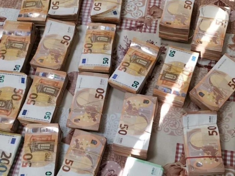 Шофьор на камион опита да прекара над €200 хил. в арматурното табло