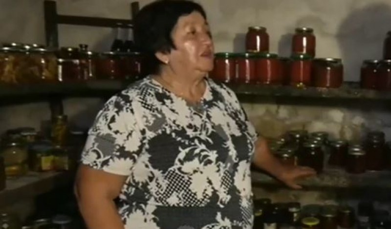 Жена натупа крадец с бастун, той обра зимнината ѝ ВИДЕО