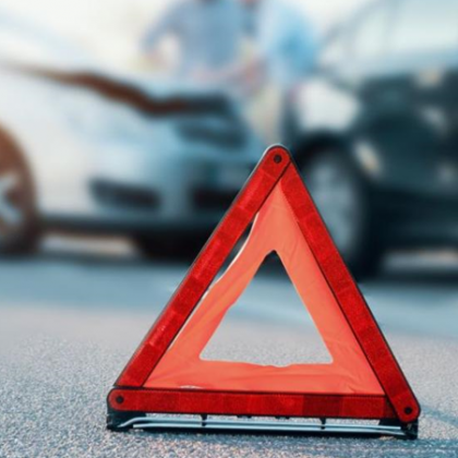 Камион потроши бронята на автомобил - шофьорката отпраши