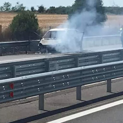 Движението по автомагистрала Тракия е затруднено Лек автомобил е избухнал в
