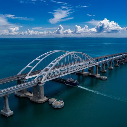 Подоляк заплаши да разруши Кримския мост