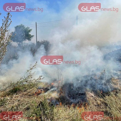 Пожар гори край Пловдив Сухи треви горят на 4 ти километър