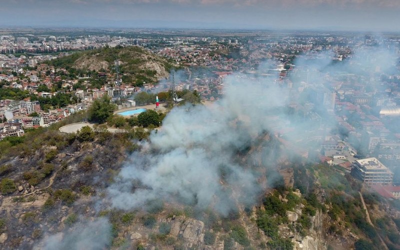 След повече от 7 часа битка с огъня пловдивските пожарникари