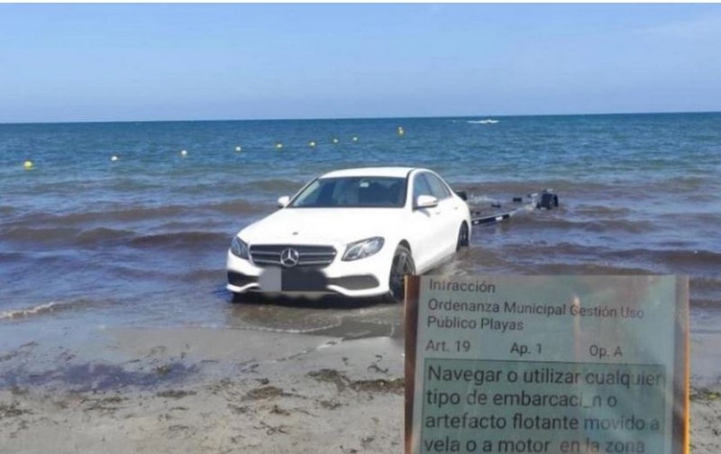 Лъскав Мерцедес се озова в морето СНИМКА