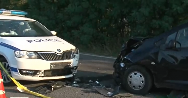 Автомобил се вряза в патрулка, полицай е пострадал