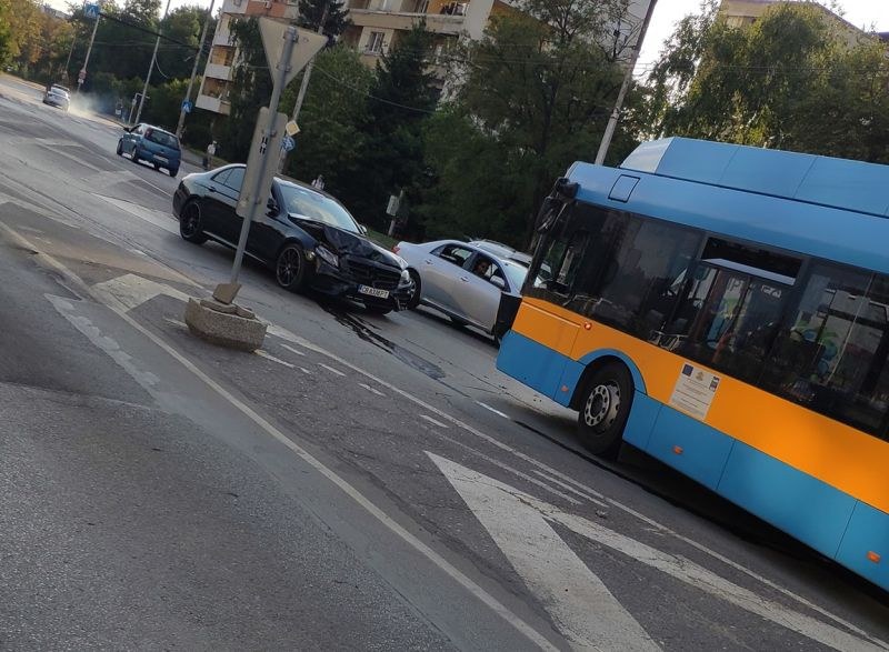 Челен удар между кола и тролей в столицата СНИМКИ