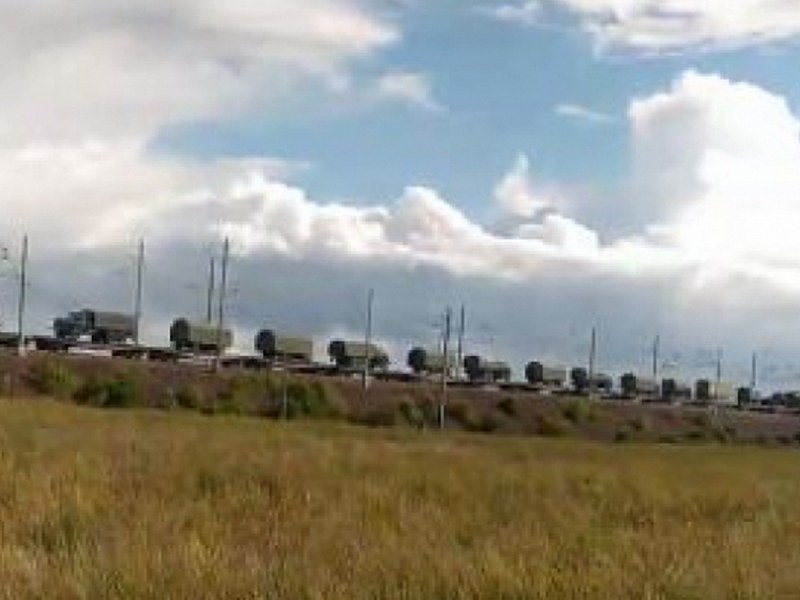 Медии: Огромен влак с военна техника се движи към Украйна ВИДЕО