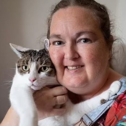 Котка спаси живота на стопанката си след като я събудила