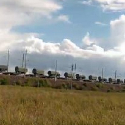 Медии: Огромен влак с военна техника се движи към Украйна ВИДЕО