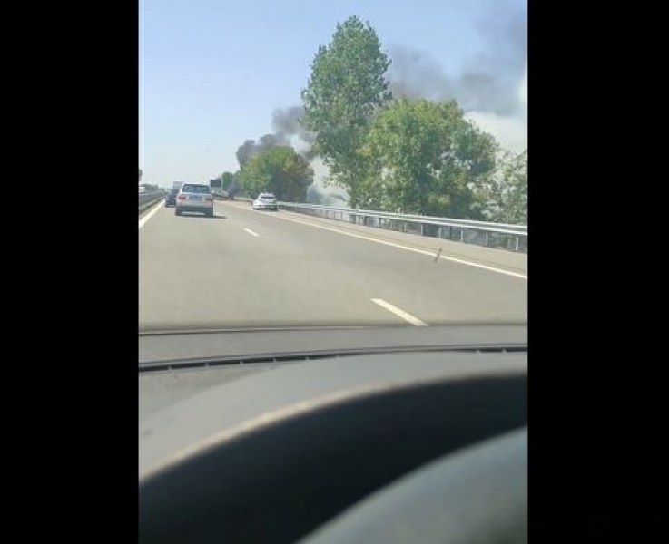 Камион е избухнал в пламъци на магистрала Тракия край Пловдив.