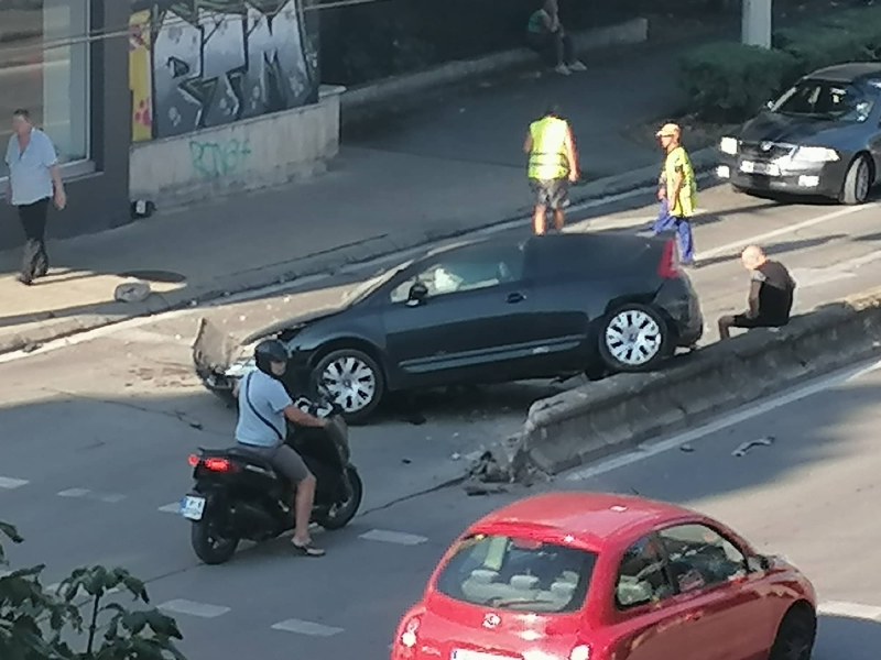 Русенец опита да прескочи заграждение и... кацна на него