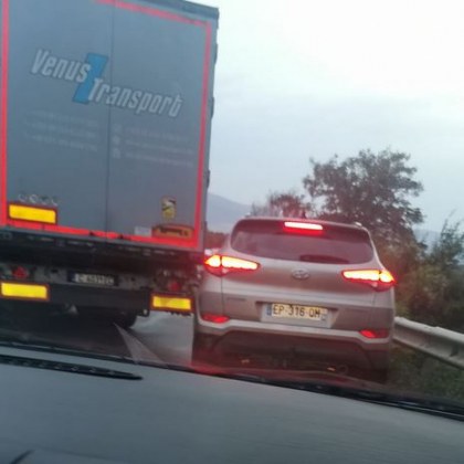 Камион влезе в канавка и блокира път, образува се задръстване СНИМКА