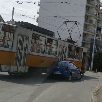 Лек автомобил и трамвай се блъснаха в София Пътното произшествие