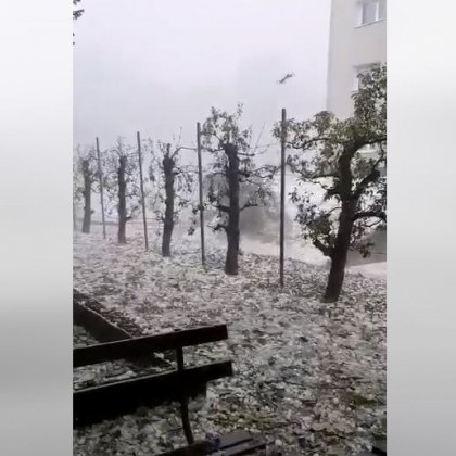 Силна буря връхлетя Словения по рано днес Обилен дъжд придружен