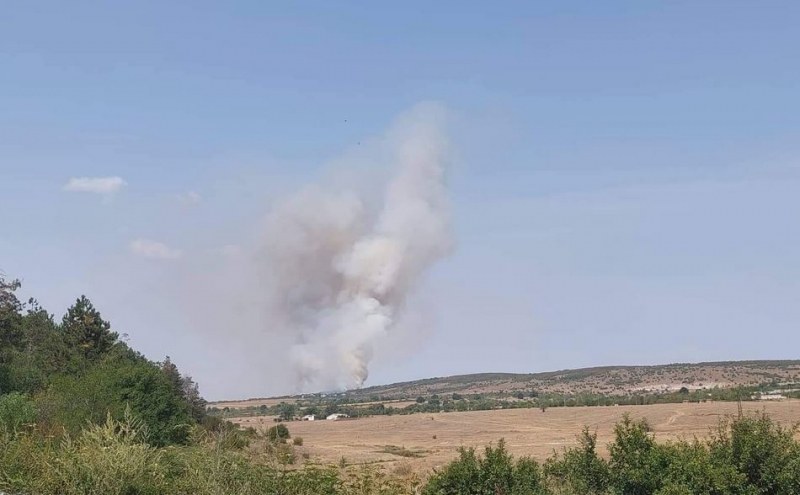 Пожар гори в цех до Враца, има заклещени хора